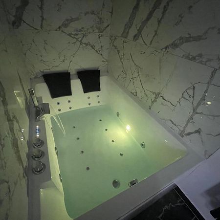 Le Cocon Balneo Apartment Санс Екстериор снимка