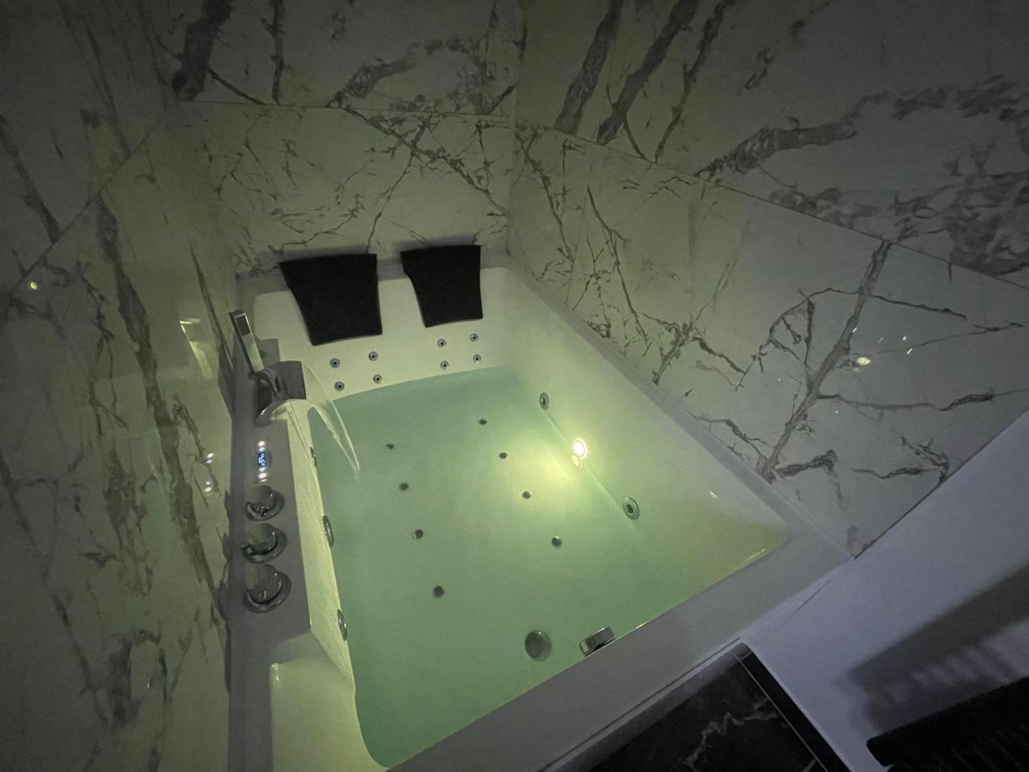 Le Cocon Balneo Apartment Санс Екстериор снимка