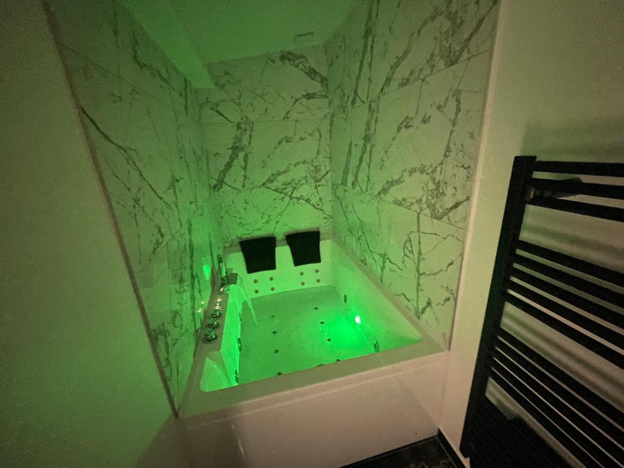 Le Cocon Balneo Apartment Санс Екстериор снимка